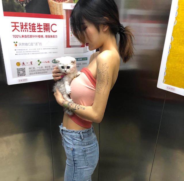 网红小姐姐与她的超可爱猫咪 配图1